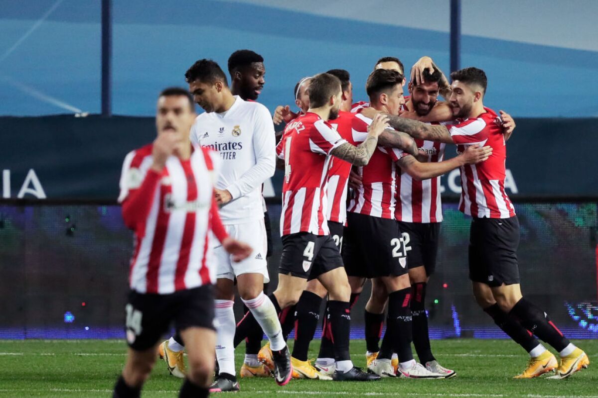 Los futbolistas del Athletic Club celebran un gol marcado al Real Madrid