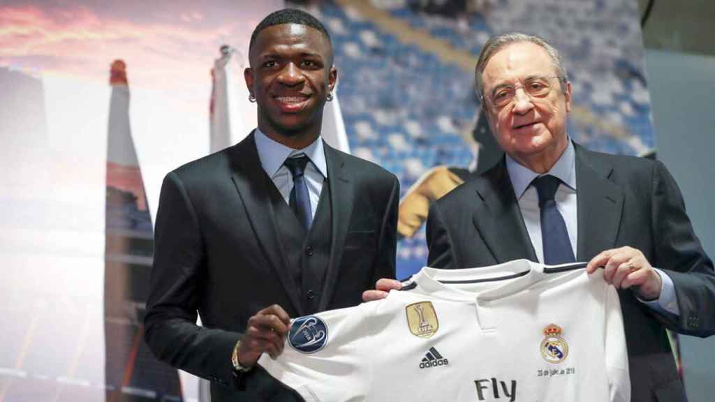 Florentino Pérez y Vinicius en el día de la presentación del jugador