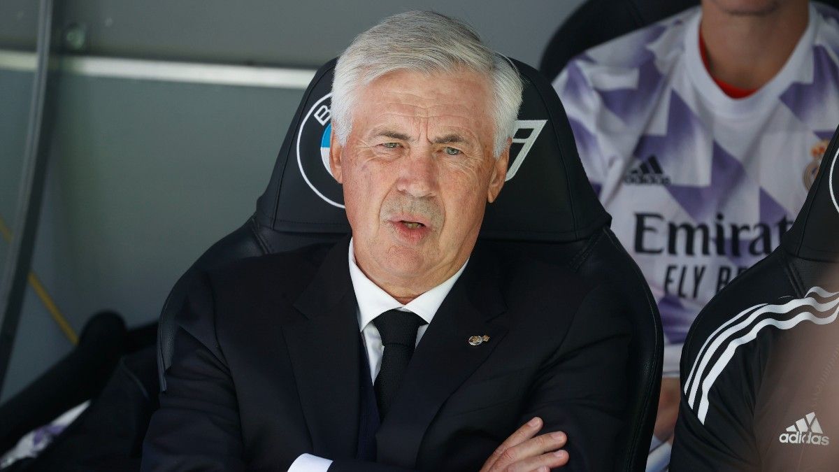 Ancelotti sentado en el banquillo antes de arrancar el duelo contra el Betis