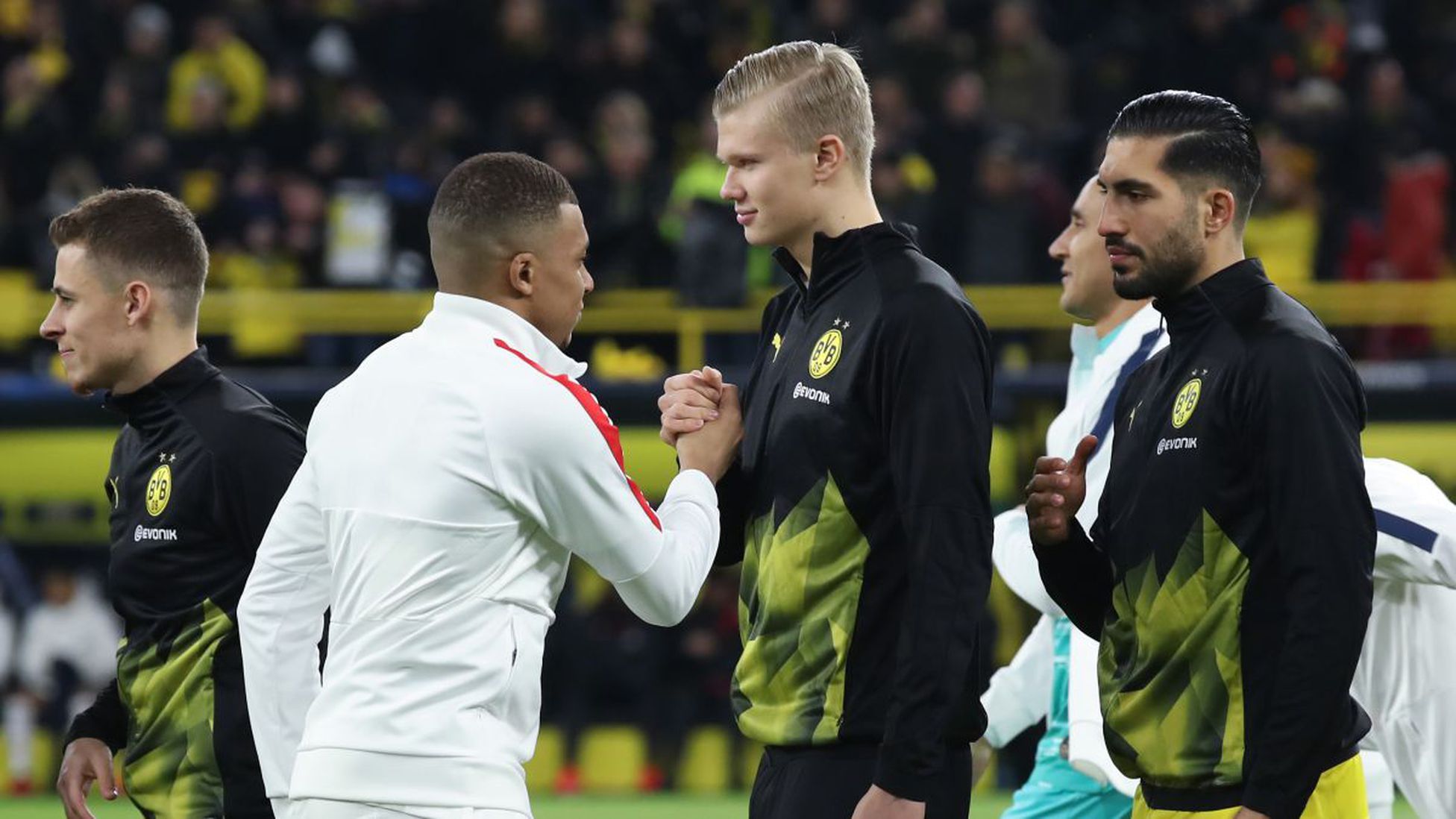 Haaland y Mbappé, saludándose en un encuentro de Champions