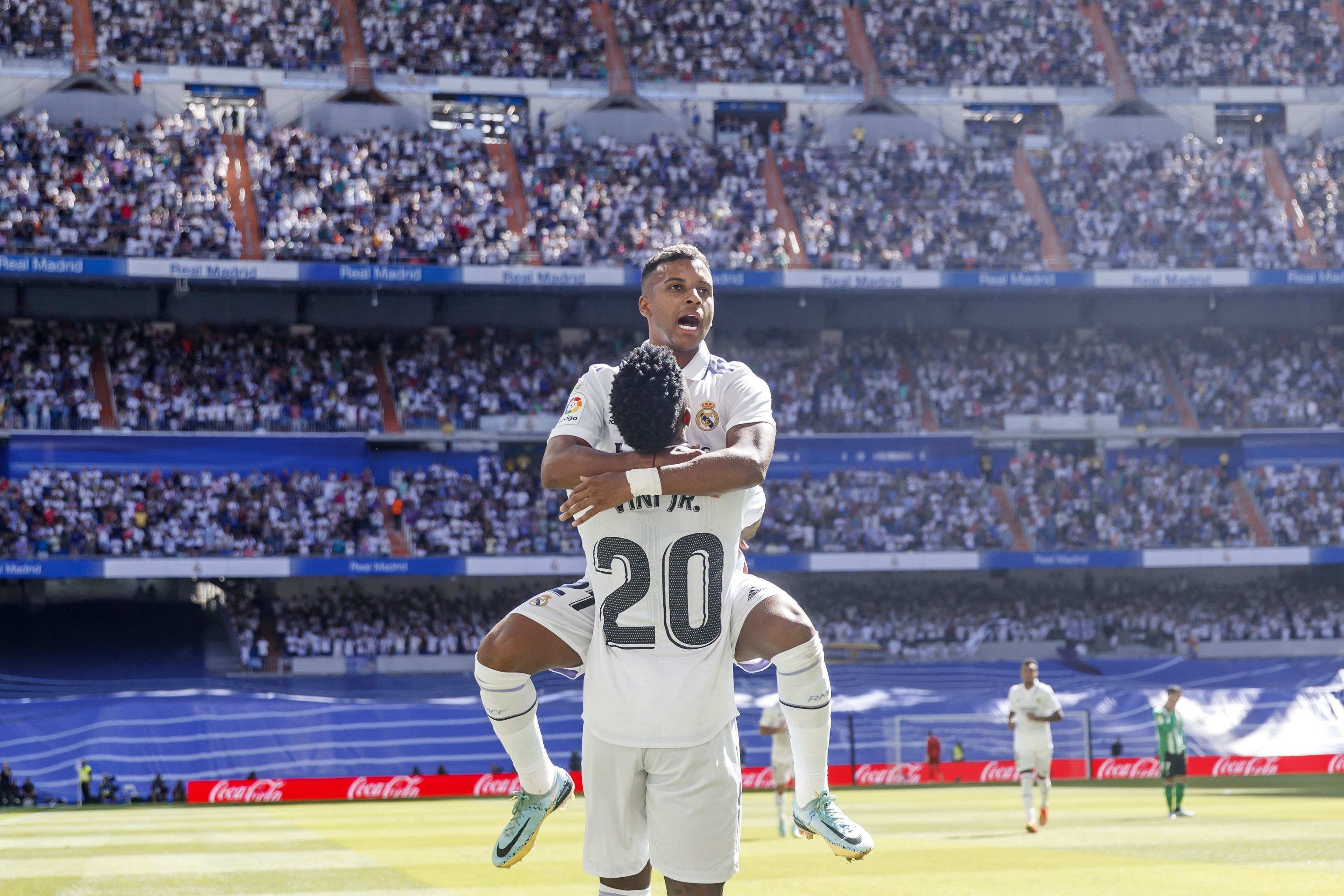 Rodrygo y Vinicius celebrando su gol ante el Betis