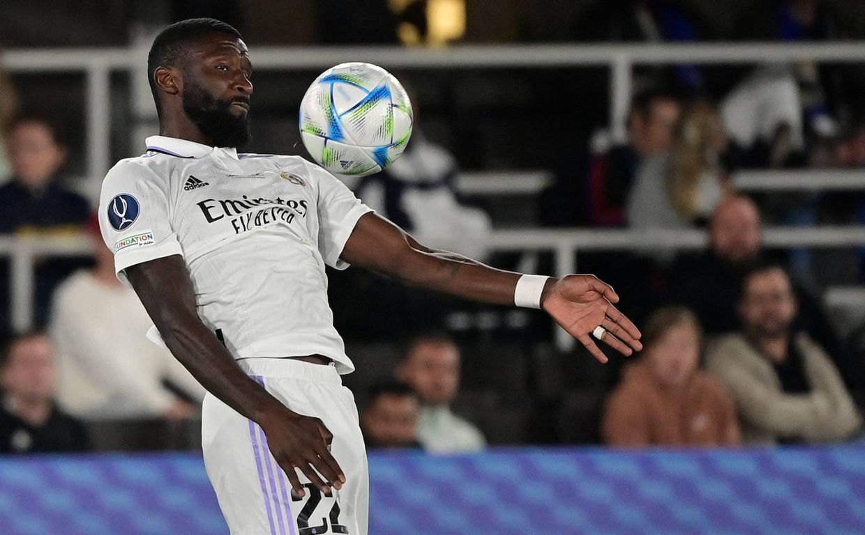 Rüdiger controlando un balón con el pecho para salir jugando