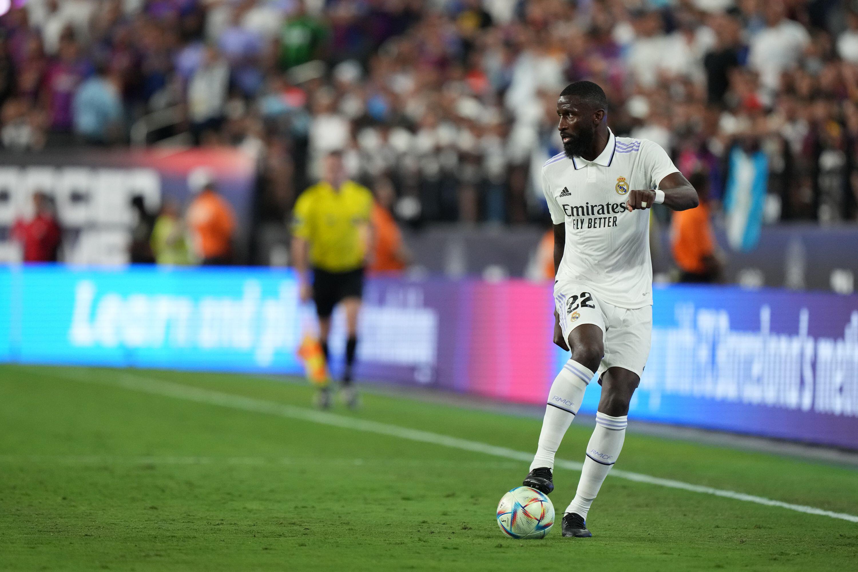 Antonio Rüdiger controlando un balón con el Real Madrid