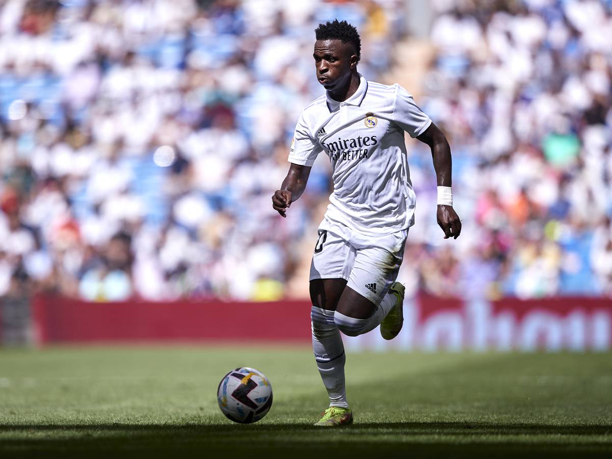 Vinicius conduciendo una jugada de ataque del equipo blanco