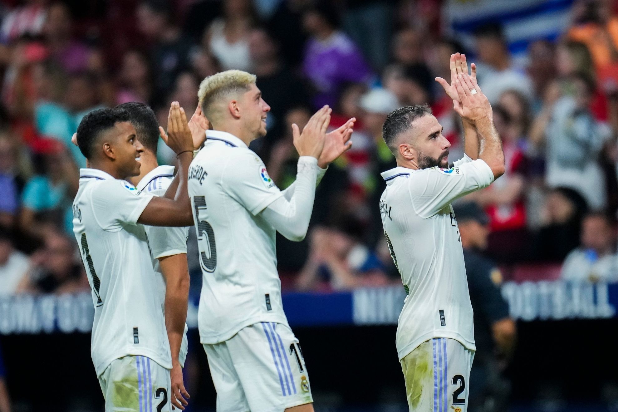 Valverde, Rodrygo y Carvajal aplaudiendo a la afición madridista