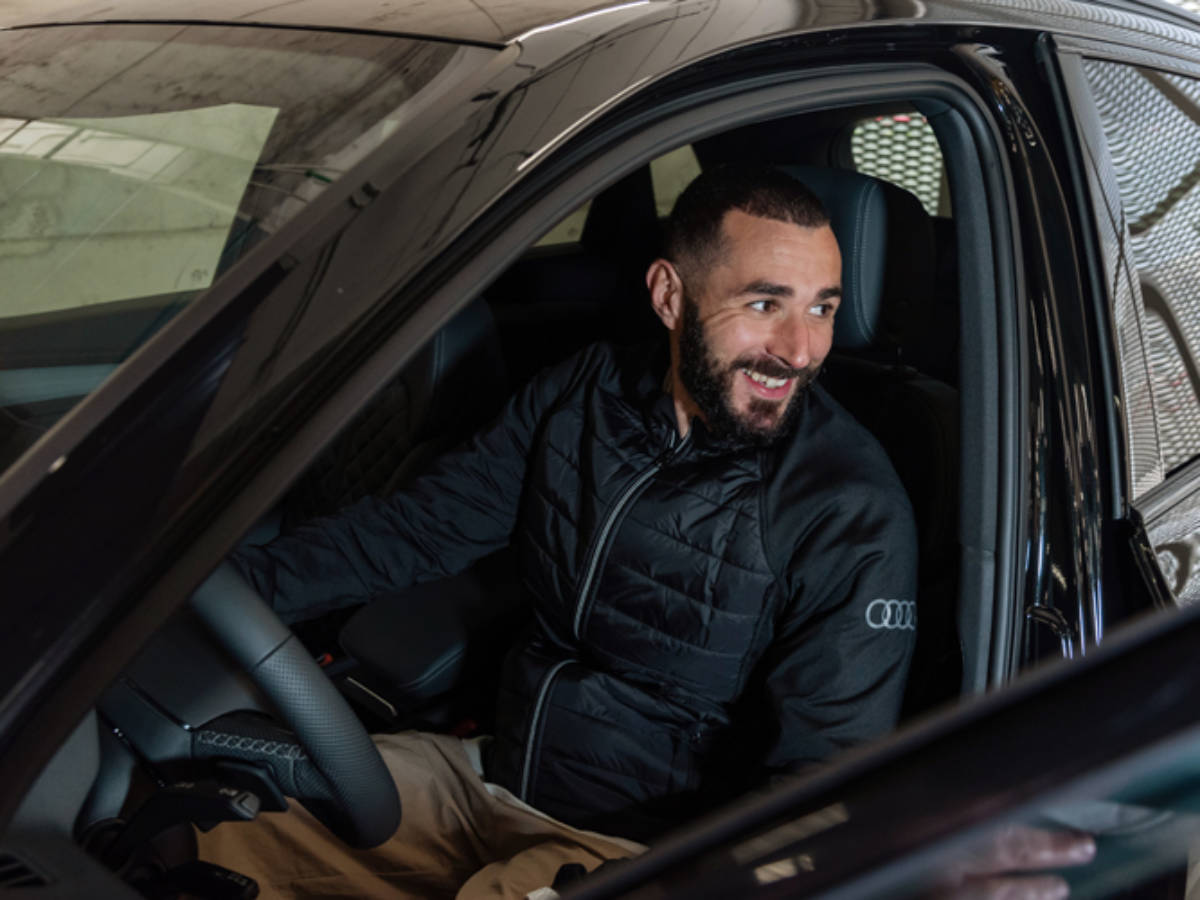 Karim Benzema en uno de sus coches