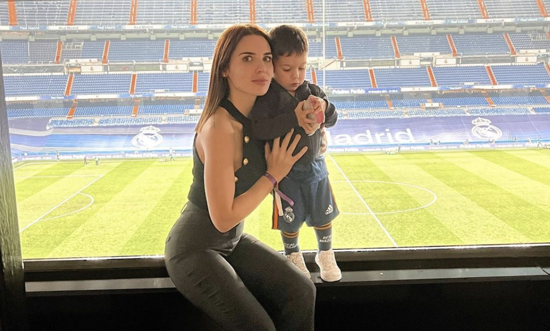 Mina Bonino junto a su hijo Benicio en el Bernabéu 